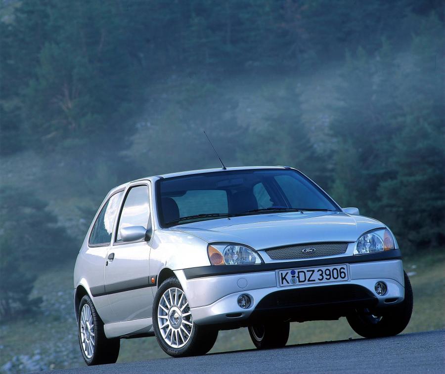  Ford Fiesta 2000 года  (фото 33 из 40)